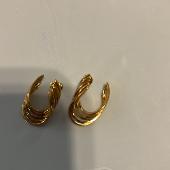 Vintage gold tone Earrings - Picture 2 of 5